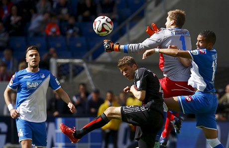 Branká Hoffenheimu Oliver Baumann eí oemetnou situaci ped vlastní brankou.