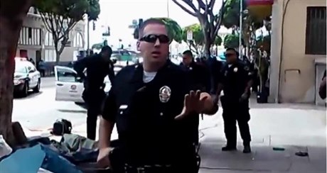 Zastelení bezdomovce v Los Angeles. Policista naizuje kameramanovi, aby...