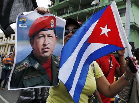 Demonstrantka v Panam drí portrét zesnulého venezuelského vdce Huga Cháveze...