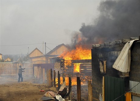 Budova v plamenech na Sibii (Ilustraní foto)