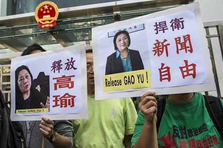 Protesty za osvobození novináky Kao Jü v Hongkongu.