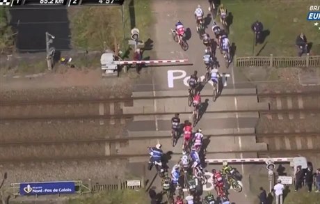 Nebezpený manévr bhem cyklistického závodu Paí-Roubaix.