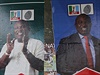 Pod mostem v Lagosu visí plakáty kandidát sociáln demokratické strany All...