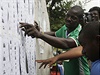 Nigertí obané hledají svá jména ped tím, ne se zaregistrují do voleb....