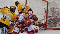 Strkanice ped brankou tineckch Ocel ve finle extraligovho play off.