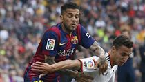 Dani Alves (vlevo) vs. Rodrigo.