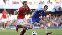 Ander Herrera (vlevo) z United a Cesc Fabregas.