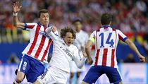 Mario Manduki z Realu Madrid se marn sna projt obranou Atltika.