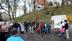 Skupina protestujících v Lodhéov na Jindichohradecku.