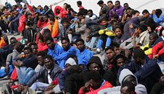Afrití uprchlíci na ostrov Lampedusa.