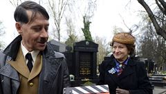 Pavel Kí (Adolf Hitler) a Simona Staová (matka Baarové).