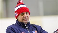 Hokejový trenér Vladimír Rika vede trénink národního týmu ve Velkých...