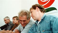 Listopad 2001: Stanislav Gross na tiskové konferenci sociální demokracie po...