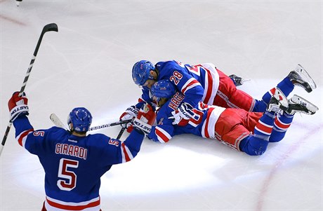 Hrdinou Rangers se stal Carl Hagelin.