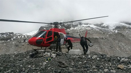 Helikoptéra se záchranáskou pomocí.