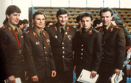 To jsou oni. Zleva Alexej Kasatonov, trenér Viktor Tichonov, branká Vladislav Trejak, Igor Larionov a Vjaeslav Fetisov. 