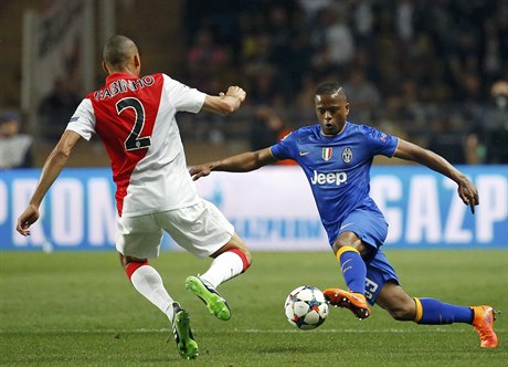 Fabinho (vlevo), jeho se snaí obelstít Patrice Evra z Juventusu.