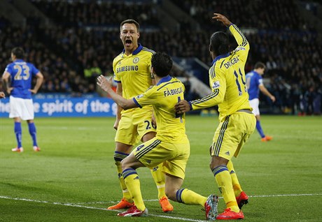 Fotbalisté Chelsea se radují ze vstelené branky.