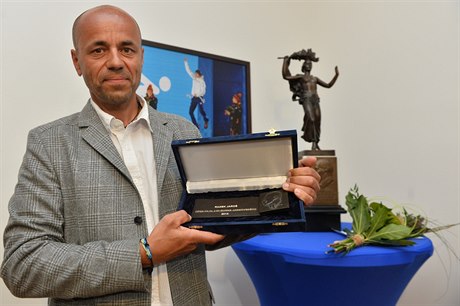 Horolezec Radek Jaro (na snímku) s vyznamenáním eského olympijského výboru,...
