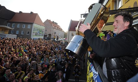 Trenér extraligových mistr Radim Rulík ukazuje pohár fanoukm v Litvínov.