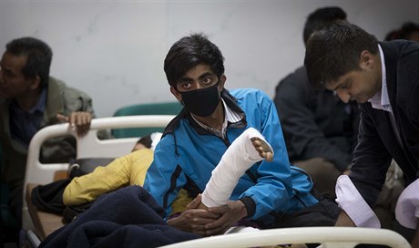 Mu drí obvázanou ruku svého píbuzného v nemocnici v Káthmándú.