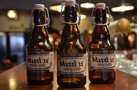 Dvanáctku Mazel epují pímo v pivovaru a na doma prodávají bu  v 1,5litrové...