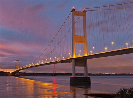 Severn Bridge spojuje Anglii a Wales.  Cesta po 1600 metr dlouhém most vyjde...