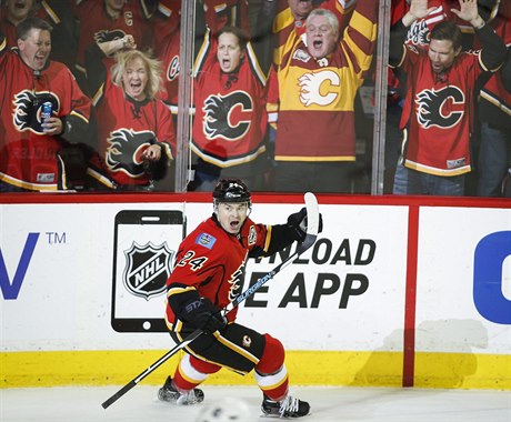 Jií Hudler v dresu Calagary Flames slaví gól do branky týmu Vancouver Canucks.