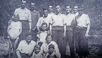 Na snímku z května 1945 jsou zachránění a ti, kteří jim několik měsíců... Na snímku z května 1945 jsou zachránění a ti, kteří jim několik měsíců...