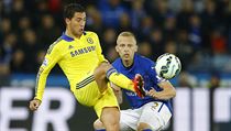 Eden Hazard (vlevo) vs. Ritchie De Laet.