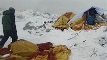 Do zkladnho tbora na Mont Everestu dorazilo prvnch est vrtulnk.