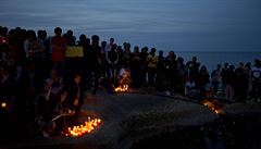 Malané i peiví uprchlíci zapalovali ve stedu v maltské Vallett svíky....