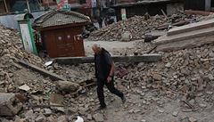 Turista procházející skrze trosky chrámu v Káthmándú po niivém zemtesení