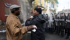 Pi protestech bylo zranno nejmén 15 policist.