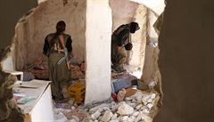 Kurdské bojovnice v rozboeném dom.