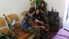 I pi odpoinku mají Kurdky samopaly na dosah ruky.