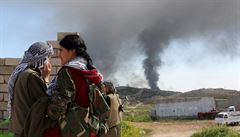 Útok se zdail, telefonuje moná jedna z kurdských vojáky.