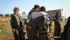 Kurdské bojovnice si uívají krátké chvíle odpoinku a radosti.
