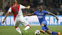 Fabinho (vlevo), jeho se snaí obelstít Patrice Evra z Juventusu.