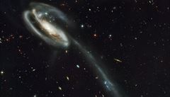 Pohled na galaxii UGC 10214 s dlouhou stuhou hvzd. Tento nezvyklý tvar...