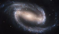 Spirální galaxie NGC 1300 zachycena Hubbleovým teleskopem. Je píkladem...