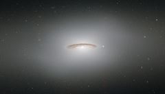 Mlhovina NGC 4526 na snímku z Hubbleova teleskopu. Jde o jednu z nejznámjích...