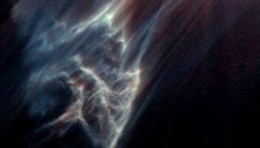Snímek z Hubbleova teleskopu vyobrazuje úponky tmavého mezihvzdného oblaku,...