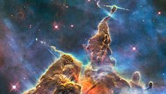 Snímek z února 2010 ukazuje vysoký sloup plynu a mlhy v galaxii Carina Nebula.