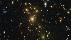 Shluk galaxií Abell 370 na snímku z Hubbleova teleskopu. Kupa galaxií je...