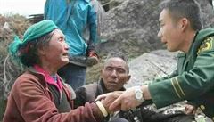 Nepálský policista hovoí s místní obyvatelkou záhy po zemtesení o síle 7,9...