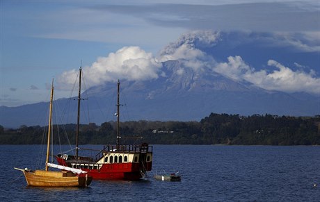 Pohled na Calbuco z Puerta Varas.