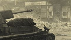 Kombinovaná fotografie ukazuje ruský tank  a moderní vozidlo ve stejné ulici...