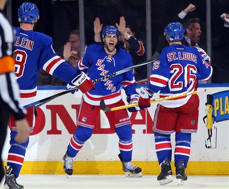 Hrái New York Rangers se radují z gólu.