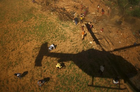 Obtem zemtesení v okresu Sindhupalchok shazuje humanitární pomoc vrtulník.